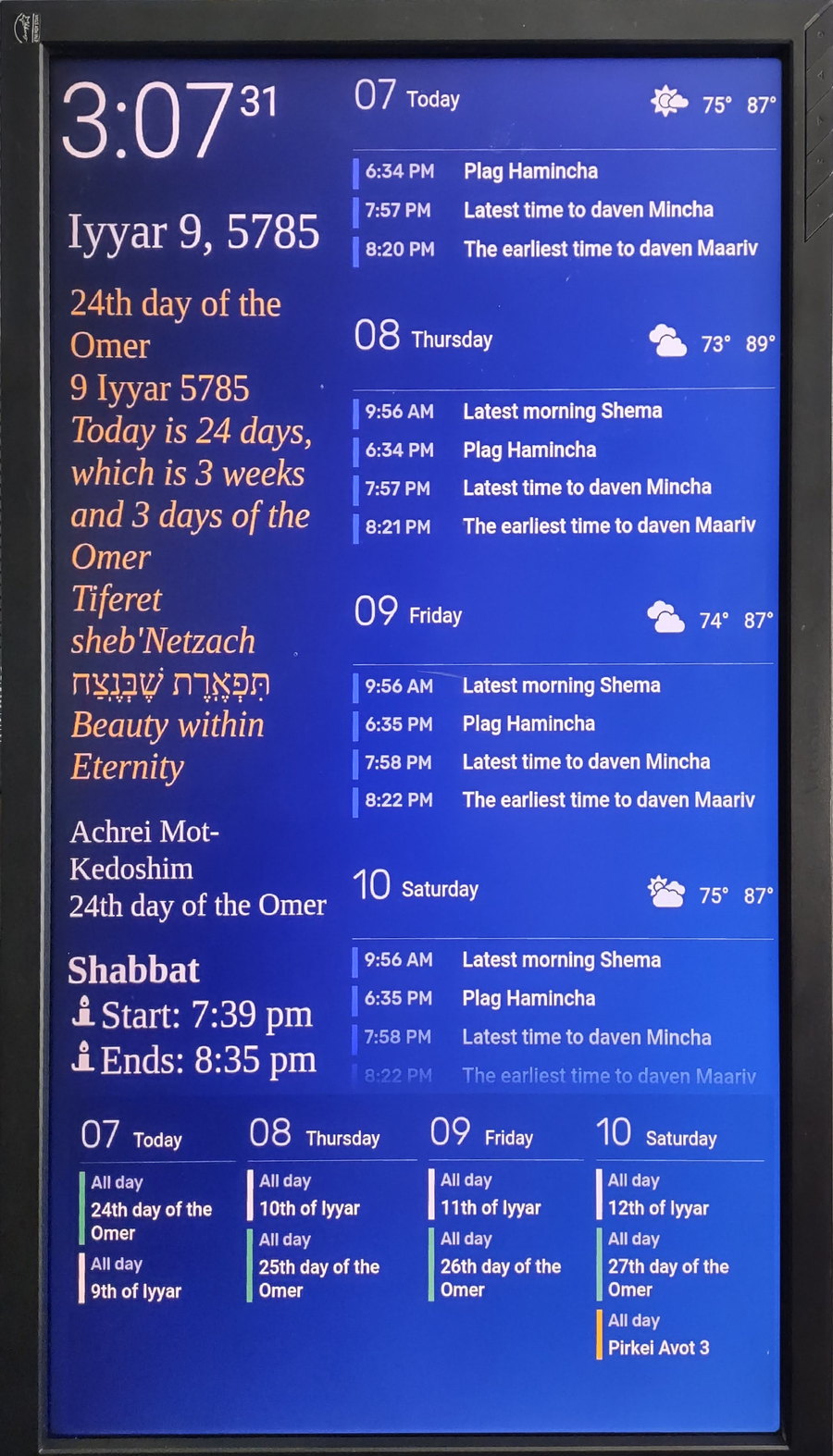 Portrait zmanim display for a synagogue showing the atomic clock, Hebrew date, the Omer count, Shabbat times and four days of zmanim